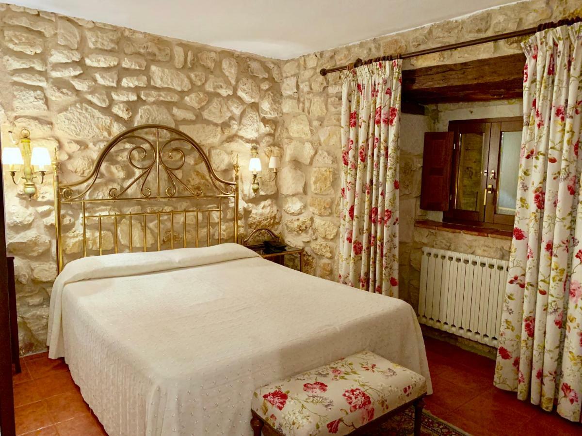 Hotel Tres Coronas De Silos ซานโตโดมิงโก เด ซีลอส ภายนอก รูปภาพ