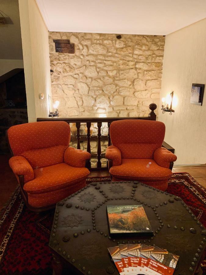 Hotel Tres Coronas De Silos ซานโตโดมิงโก เด ซีลอส ภายนอก รูปภาพ